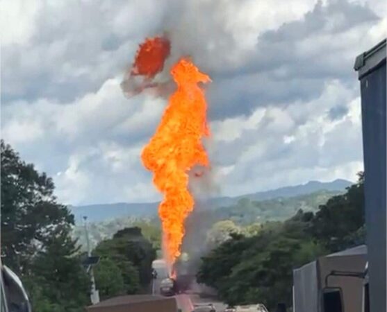 Carreta pega fogo após colisão com outra em rodovia de Mato Grosso