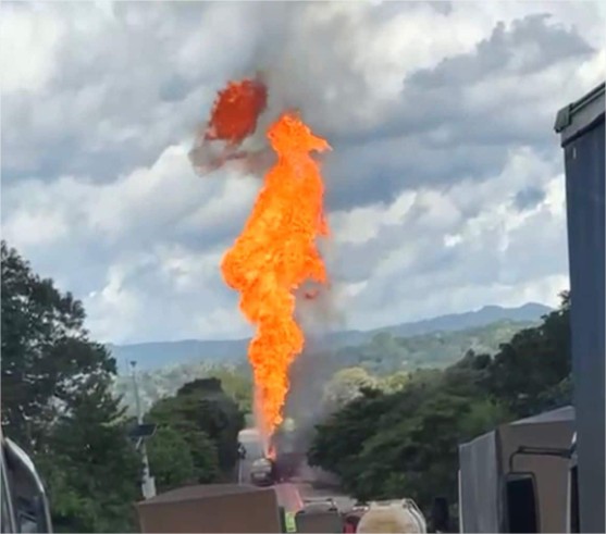 Carreta pega fogo após colisão com outra em rodovia de Mato Grosso