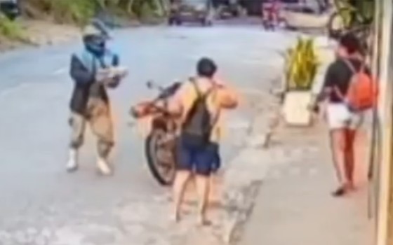 Vídeo: Homem tenta matar ex com machadinha e acaba morto por pedestre; imagens fortes