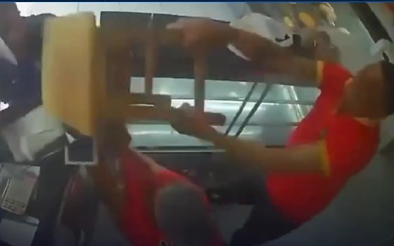 Cliente com faca ataca mulher em padaria, mas funcionário impede crime; veja vídeo