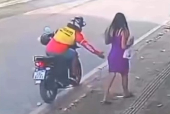 Tarado em motocicleta é flagrado passando a mão nas nádegas de mulher em plena luz do dia