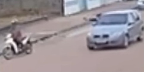 Suspeitos disparam de dentro de carro e matam motociclista a tiros; veja vídeo
