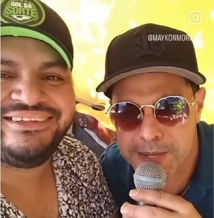 Zezé Di Camargo faz dueto com cantor cuiabano nos bastidores de show; veja vídeo