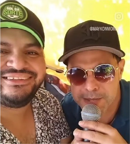 Zezé Di Camargo faz dueto com cantor cuiabano nos bastidores de show; veja vídeo